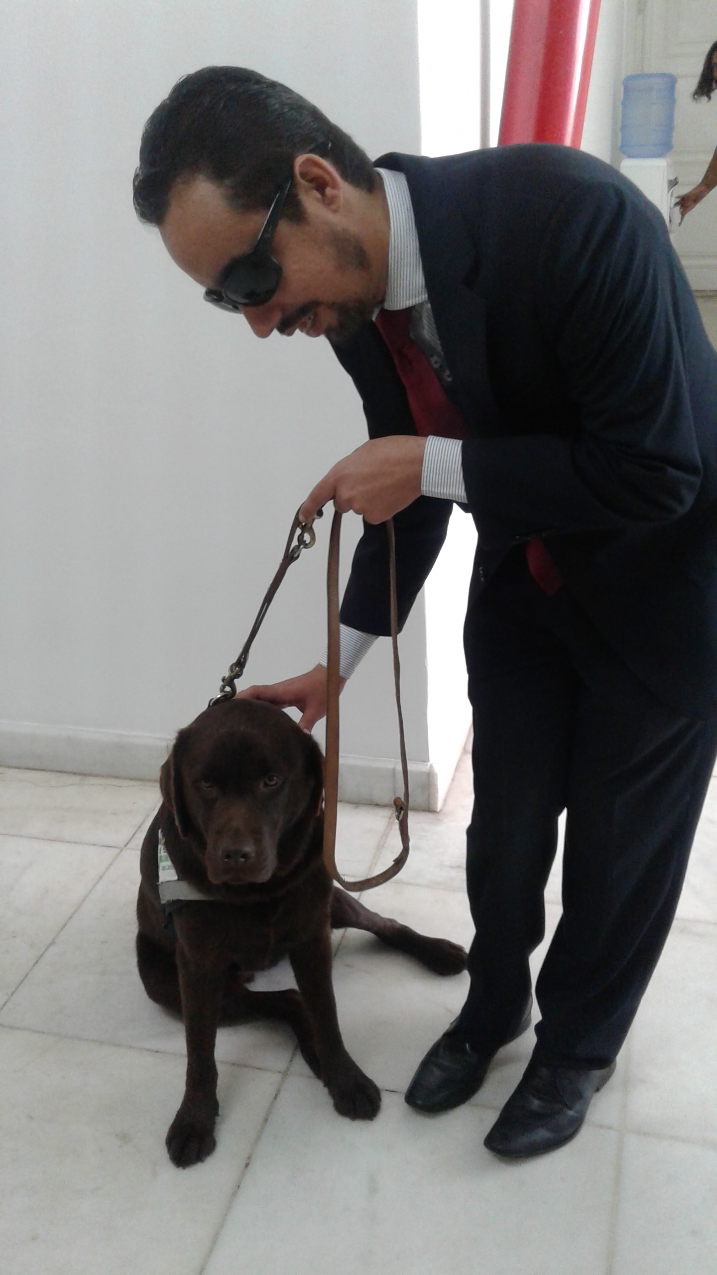 A sensação do evento foi a cão-guia Morena e o vereador Lucas Aribé perdeu o medo de cachorro fazendo um carinho na visitante