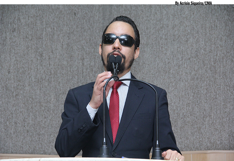 Descrição da Imagem: O vereador Lucas Aribé falando ao microfone na tribuna da Câmara Municipal de Aracaju