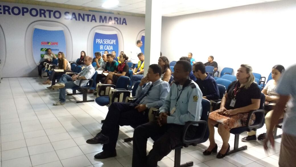 Funcionários do aeroporto atentos à palestra