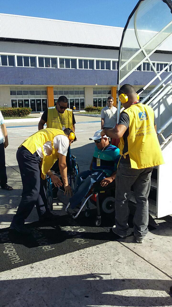 O presidente do Conselho Municipal de Defesa dos Direitos da Pessoa com Deficiência, Everton de Jesus, fazendo o embarque na aeronave 