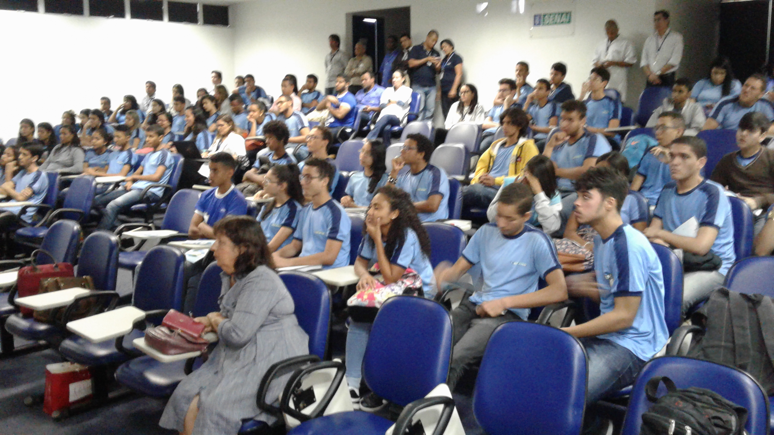 Foto dos alunos presentes no auditório do SENAI para as avaliações