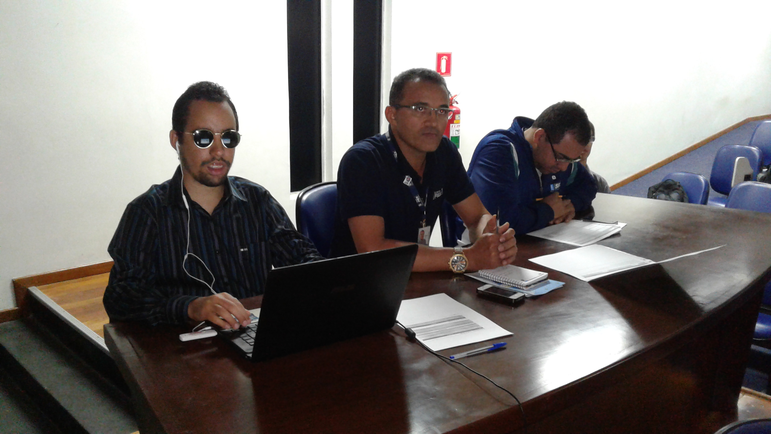 O vereador Lucas Aribé entre os avaliadores do Desafio SENAI