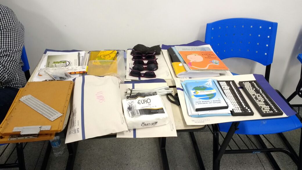 Materiais que deficientes visuais utilizam ficou a mostra para os professores conhecerem
