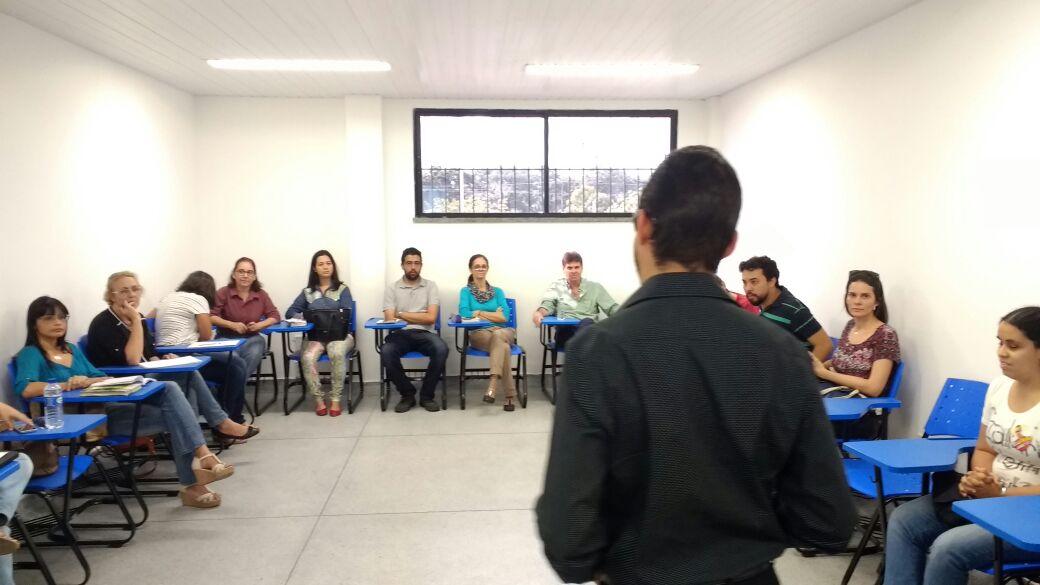 O vereador Lucas Aribé no momento de sua palestra 