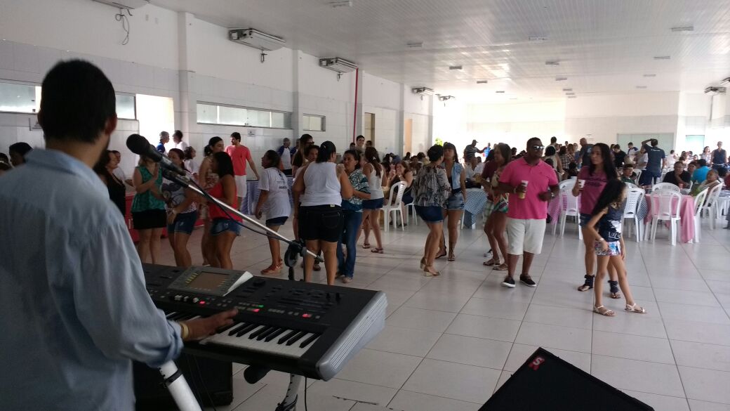 Estou tocando e cantando e o público está se divertindo
