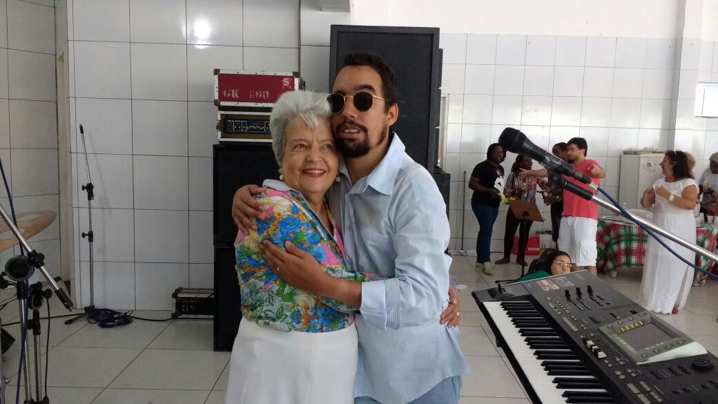 Estou abraçado com a funaddora da Apada, vovó Lígia