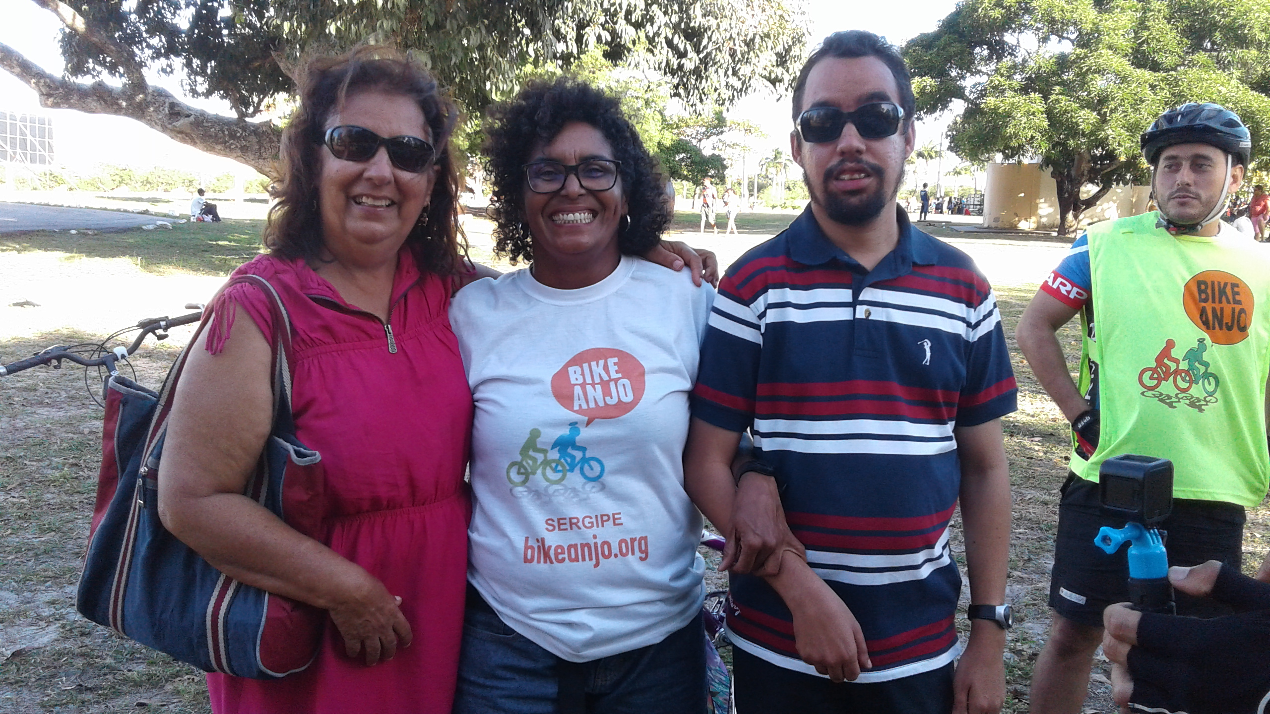 Estou abraçado com minha mãe, Ana de Fátima e a voluntária Rosana Adrião