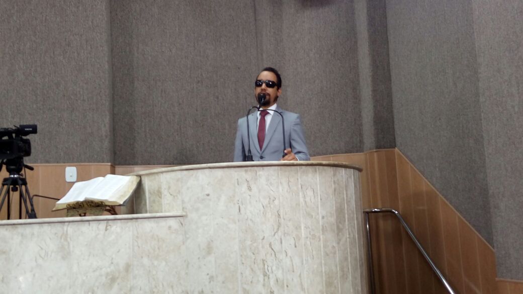 O vereador Lucas Aribé utilizando a tribuna da Câmara Municipal de Aracaju