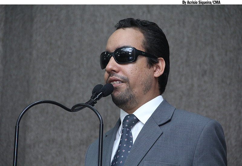 O vereador Lucas Aribé utilizando a tribuna da Câmara  Municipal de Aracaju para se pronunciar