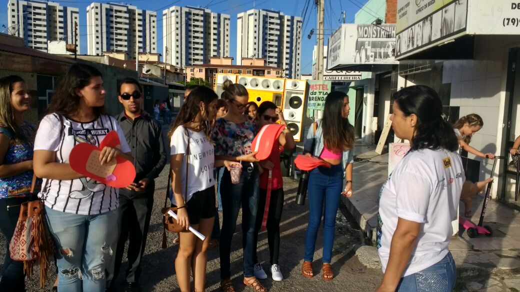 O vereador Lucas Aribé e a turma de Arquitetura e Urbanismo realizando a vistoria nas calçadas
