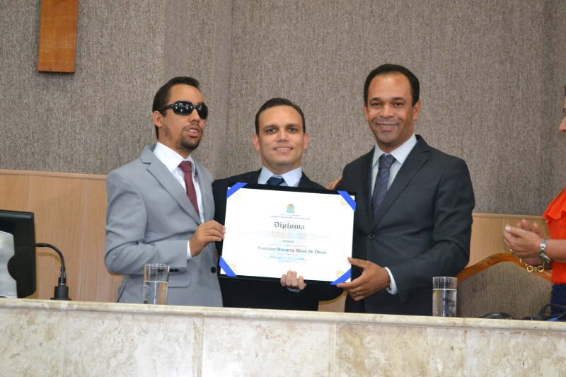 Os vereadores Lucas Aribé e Pr. Roberto Moraes entregando o Diploma de Cidadão Aracajuano ao jornalista Fredson Navarro