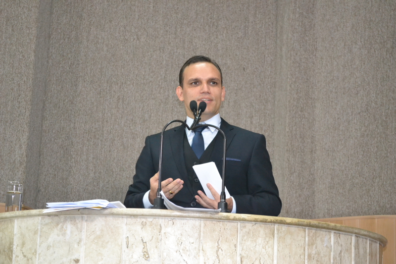 Momento do discurso do homenageado Fredson Navarro