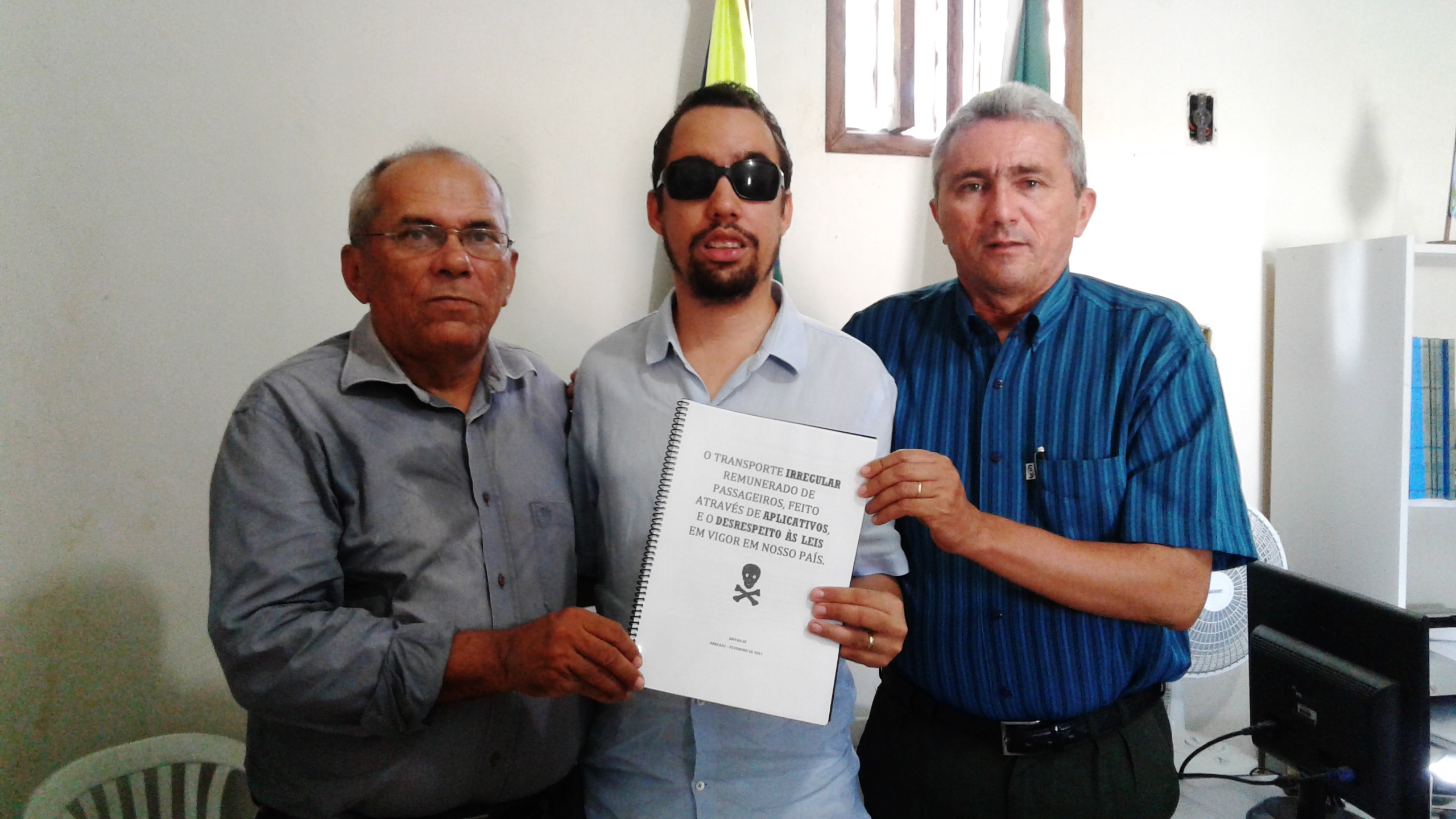 Vereador Lucas Aribé ao meio, à esquerda o vice-presidente do Sintax, Gerson Ferreira da Silva, e a direita o presidente do Sintax, Manildo da Costa