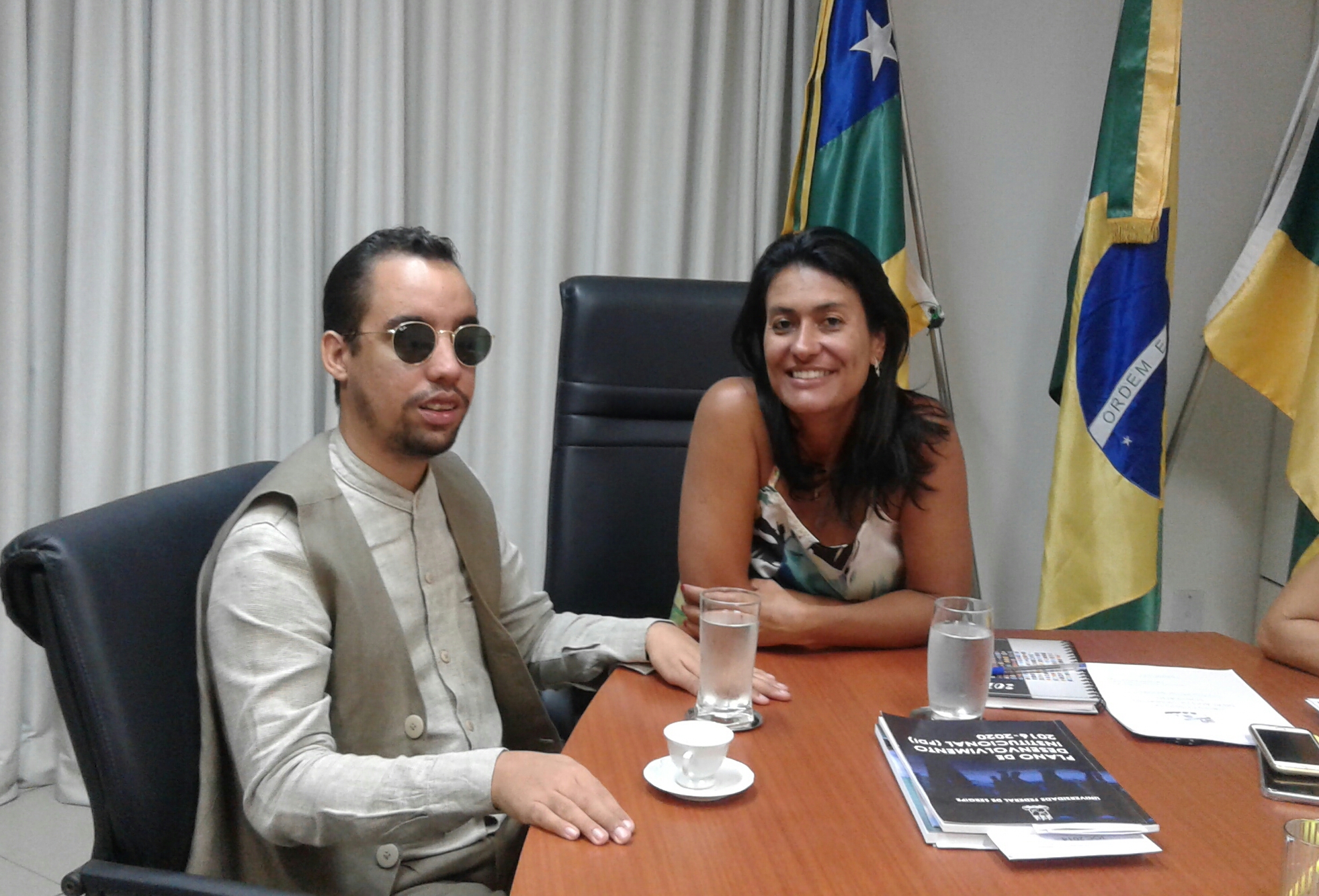 Vereador Lucas Aribé (PSB) sentado à mesa ao lado da secretaria da Assistência Social e Cidadania (Semasc) e vice-prefeita, Eliane Aquino