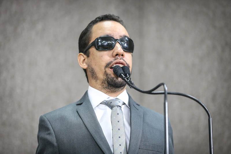 Vereador Lucas Aribé utilizando a tribuna da CMA