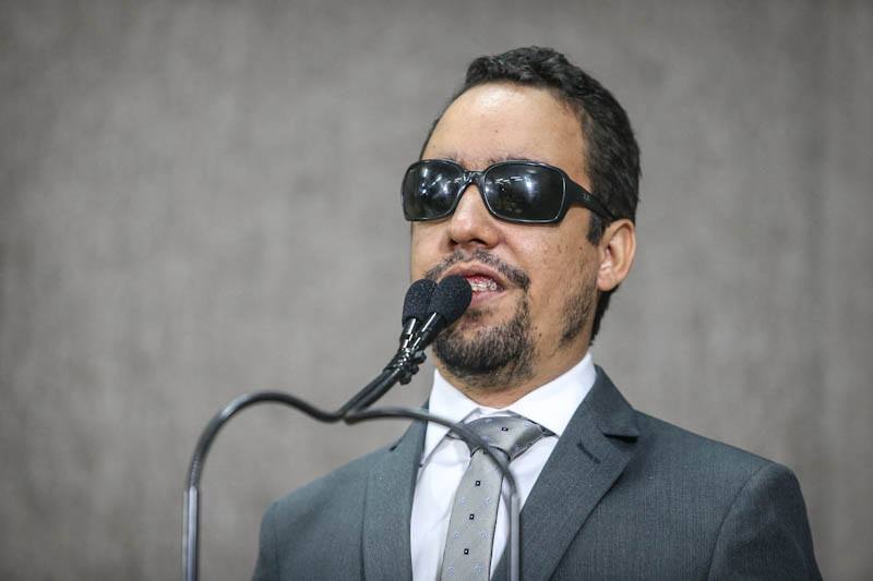 Vereador Lucas Aribé utilizando a tribuna da CMA