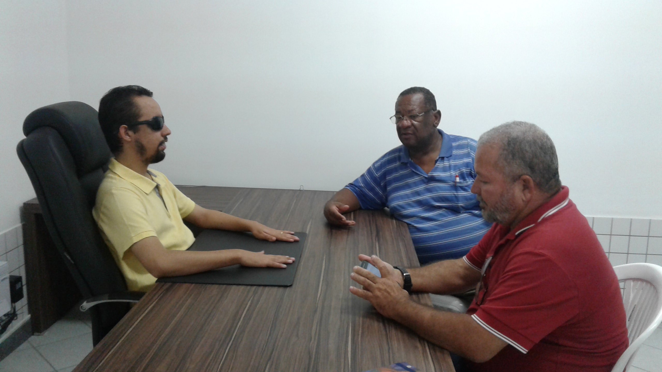 Vereador Lucas Aribé sentado à mesa de frente aos diretores do Sindicato dos Trabalhadores em Purificação de Água e Tratamento de Esgoto do Estado de Sergipe (Sindisan)
