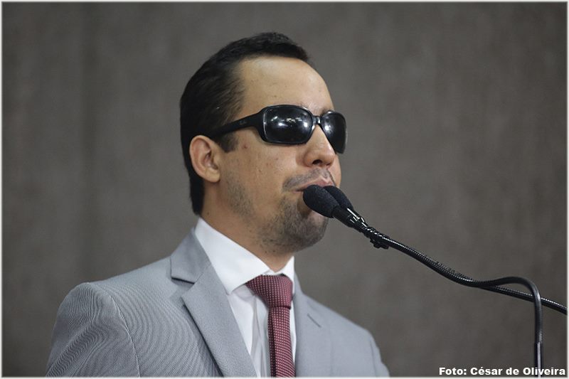 O vereador Lucas Aribé utilizando a tribuna da Câmara Municipal de Aracaju para se pronunciar 