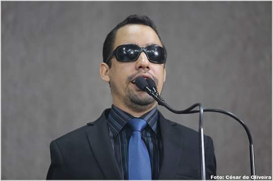 Vereador Lucas Aribé utilizando a tribuna da Câmara Municipal de Aracaju
