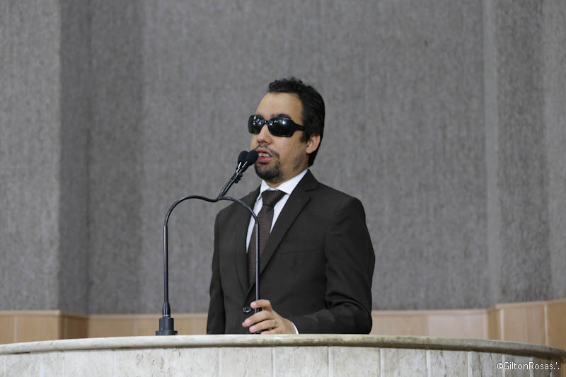 Vereador Lucas Aribé na tribuna da Câmara Municipal de Aracaju
