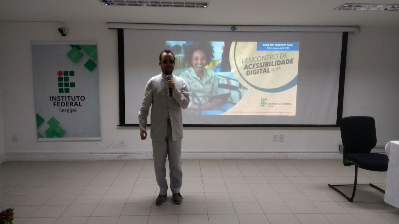 Vereador Lucas Aribé proferindo palestra no IFS