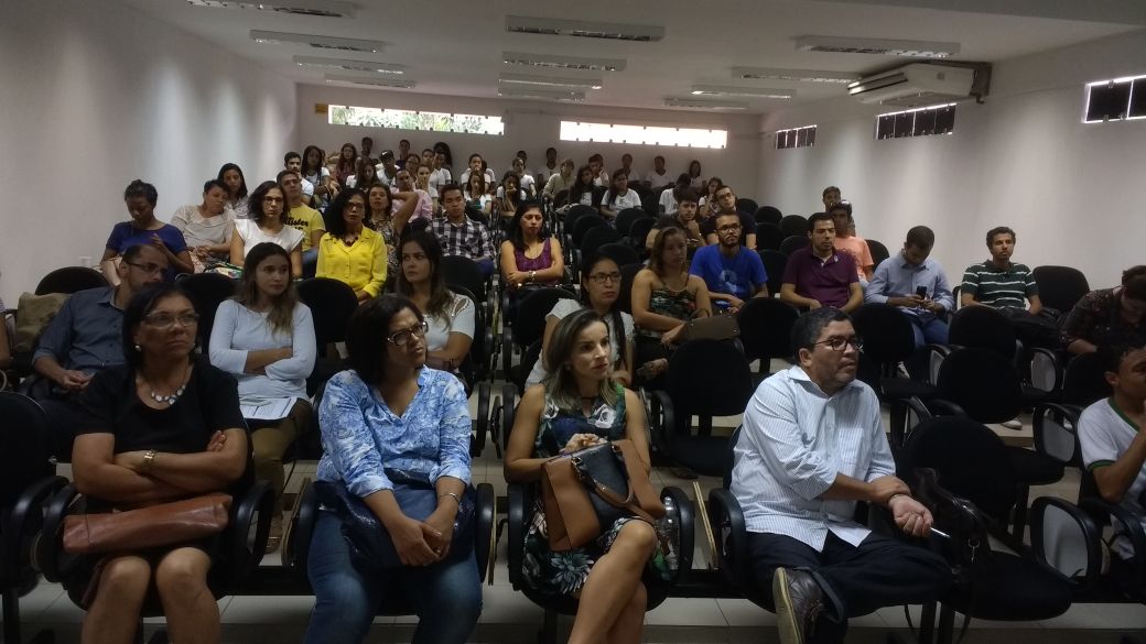 Público presente atento à palestra