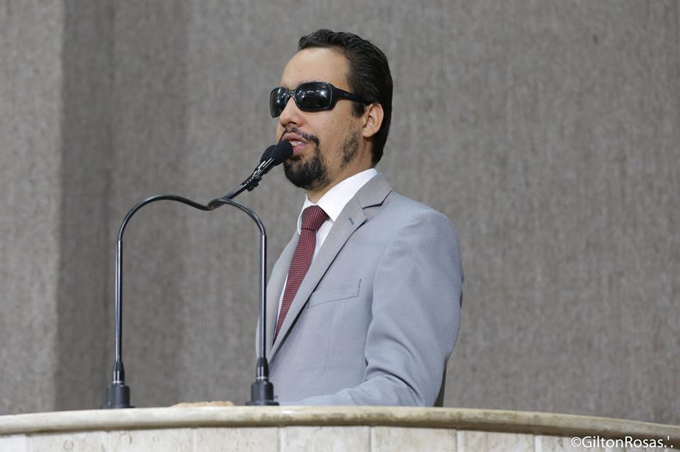 O vereador Lucas Aribé utilizando a tribuna da CMA para discursar