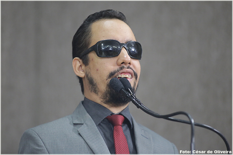 O vereador Lucas Aribé utilizando a tribuna da Câmara