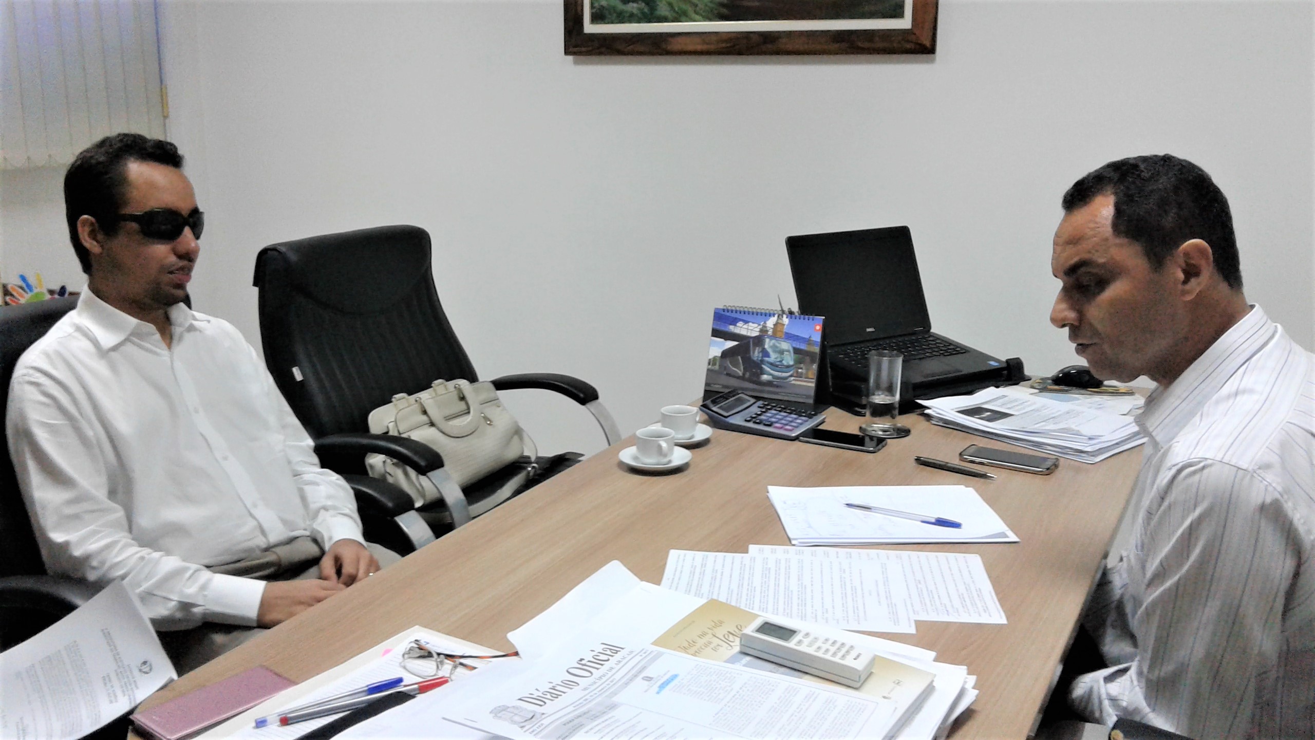 Vereador Lucas Aribé sentado à mesa com o superintendente Aristóteles Fernandes da SMTT