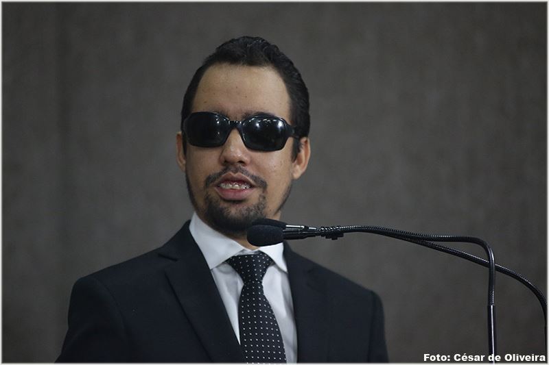 Vereador Lucas Aribé fazendo uso da tribuna da CMA