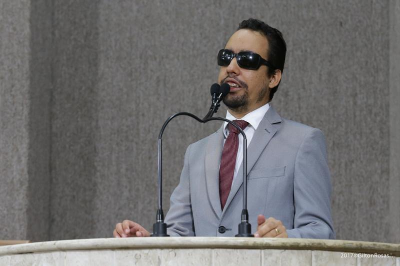 Vereador Lucas Aribé fazendo uso da tribuna na Câmara Municipal de Aracaju