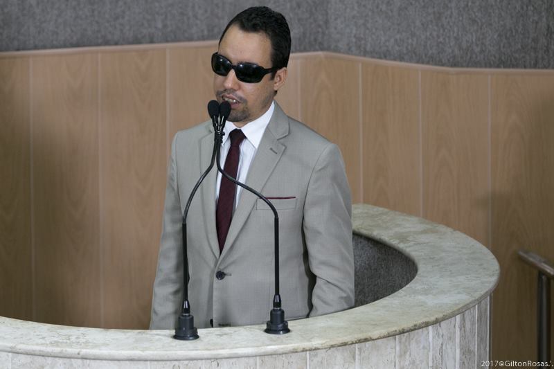 Vereador Lucas Aribé usando a tribuna da Câmara Municipal de Aracaju