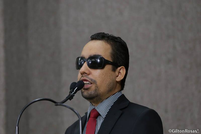 Vereador Lucas Aribé usando a tribuna da Câmara Municipal de Aracaju