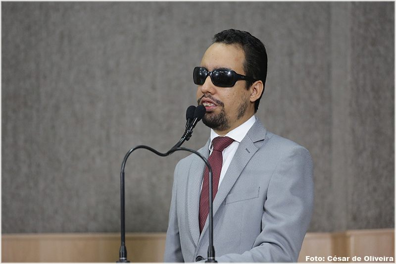 Vereador Lucas Aribé fazendo uso da tribuna da Câmara Municipal de Aracaju