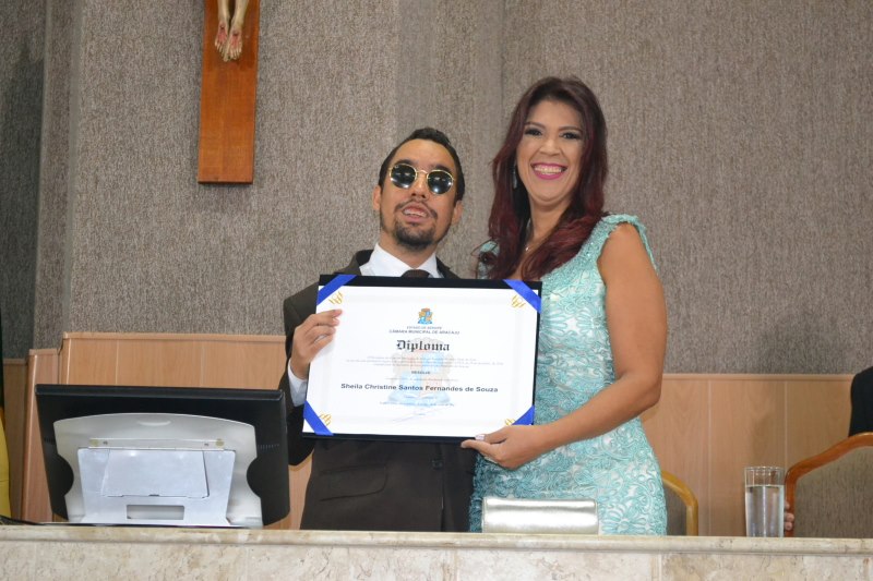 Vereador Lucas Aribé ao lado da agraciada com o título de Cidadania Aracajuana, Sheila Christine