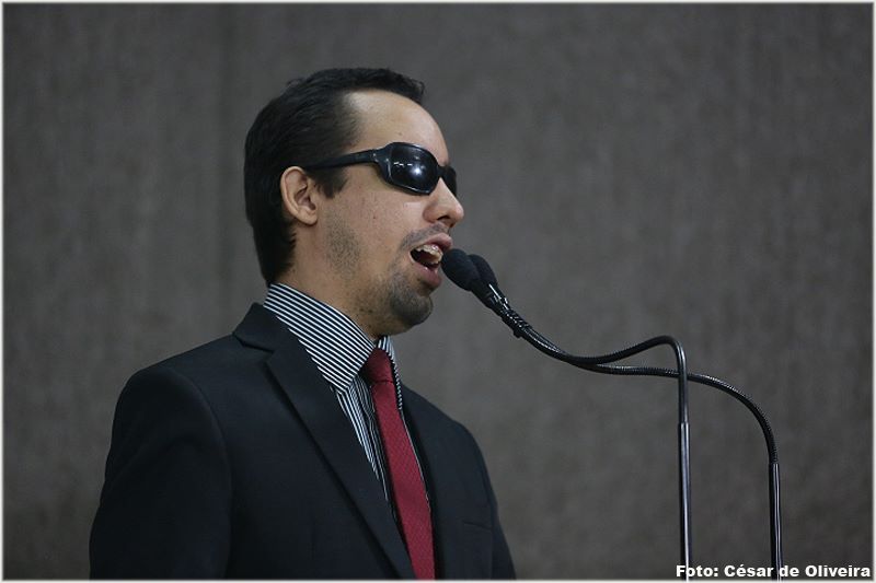 Vereador Lucas Aribé usando a tribuna da Câmara Municipal de Aracaju