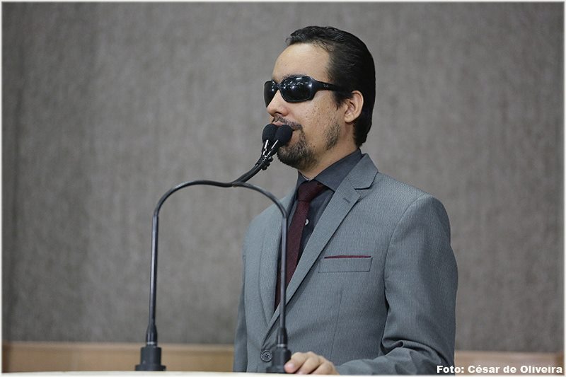 Vereador Lucas Aribé fazendo uso da tribuna da Câmara Municipal de Aracaju