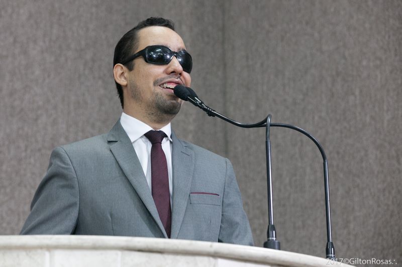 Vereador Lucas Aribé fazendo uso da tribuna da Câmara Municipal de Aracaju