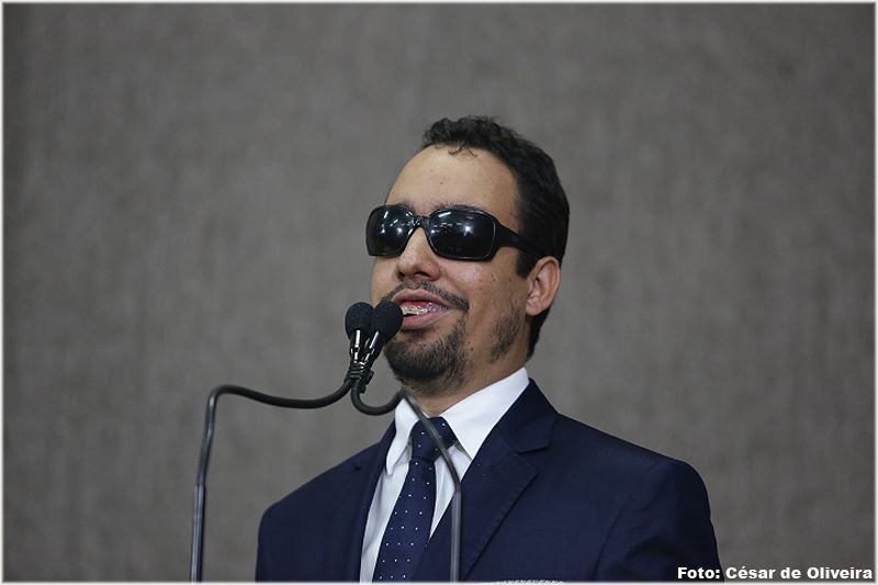 O vereador Lucas Aribé está utilizando a tribuna da CMA para se pronunciar 
