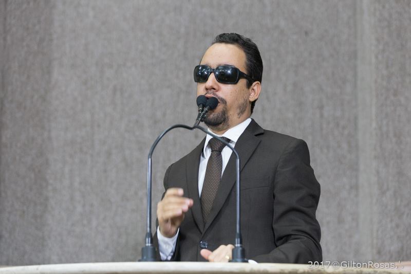 O vereador Lucas Aribé está utilizando a tribuna da CMA para se pronunciar