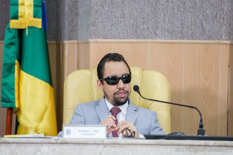 O vereador Lucas Aribé está fazendo parte da mesa durante a Sessão Especial em comemoração ao Dia do Garçom