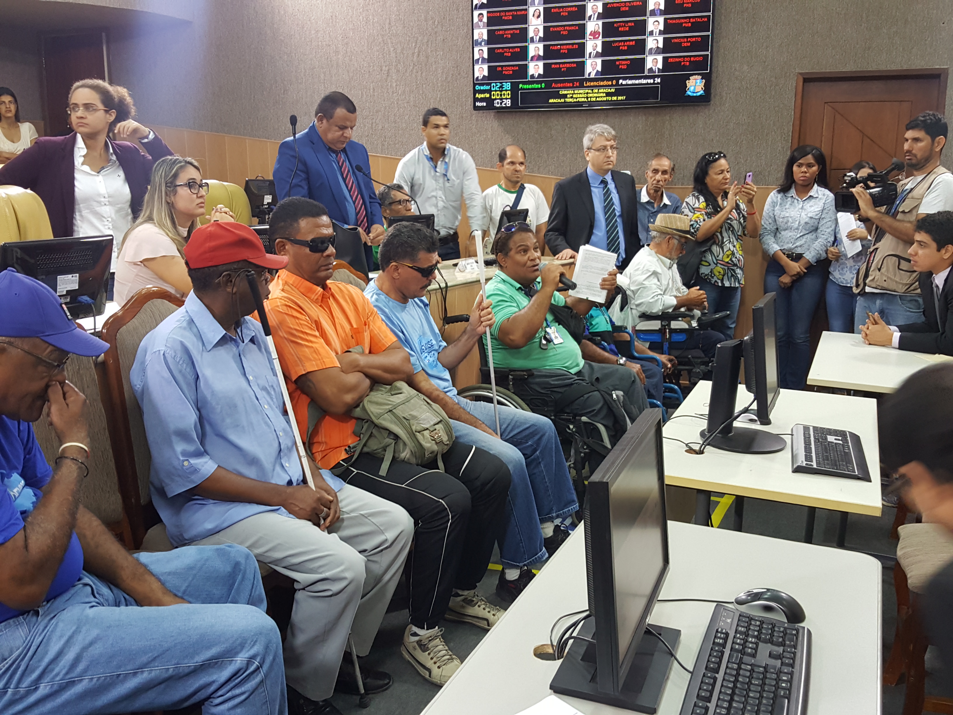 Pessoas com deficiência no plénário da Câmara debatendo com os vereadores
