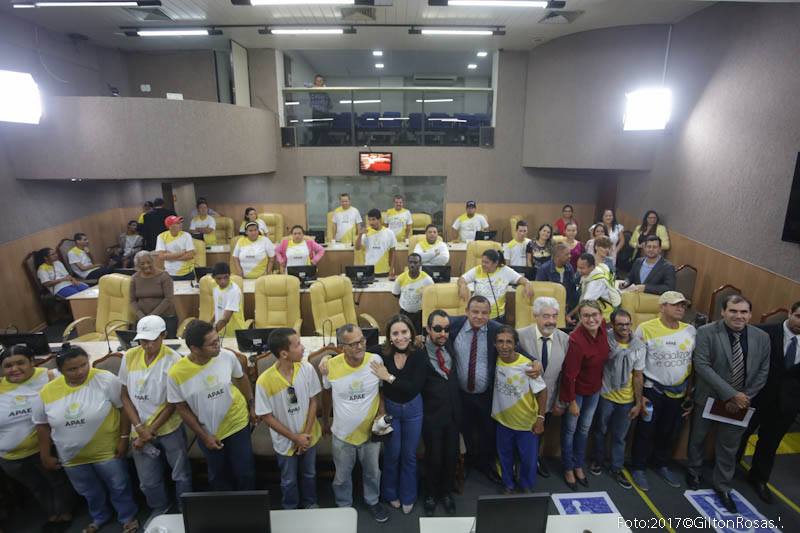Público presente no Plenário da Câmara posando para foto