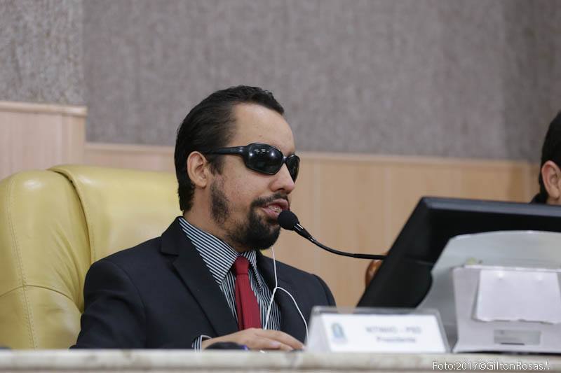 Vereador Lucas Aribé presidindo a Sessão Especial