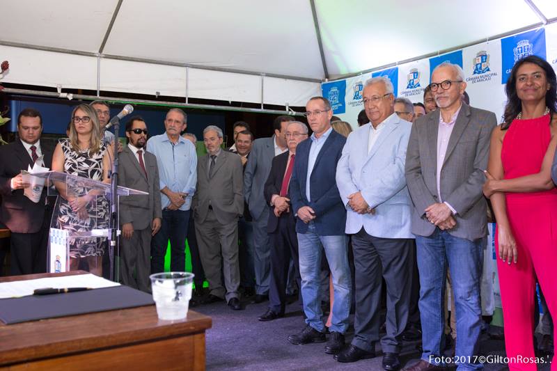 A foto mostra as autoridades presentes no momento da inauguração da Escola do Legislativo Neuzice Barreto