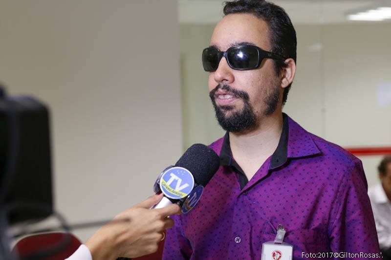 o vereador Lucas Aribé concedendo entrevista para TV Câmara