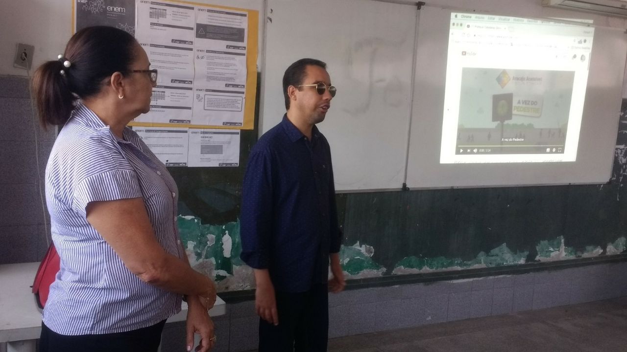 o vereador Lucas Aribé está proferindo palestra