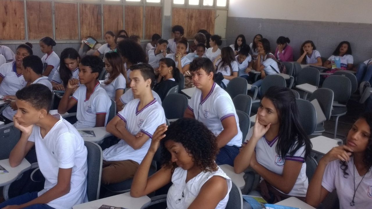 Alunos atentos à palestra