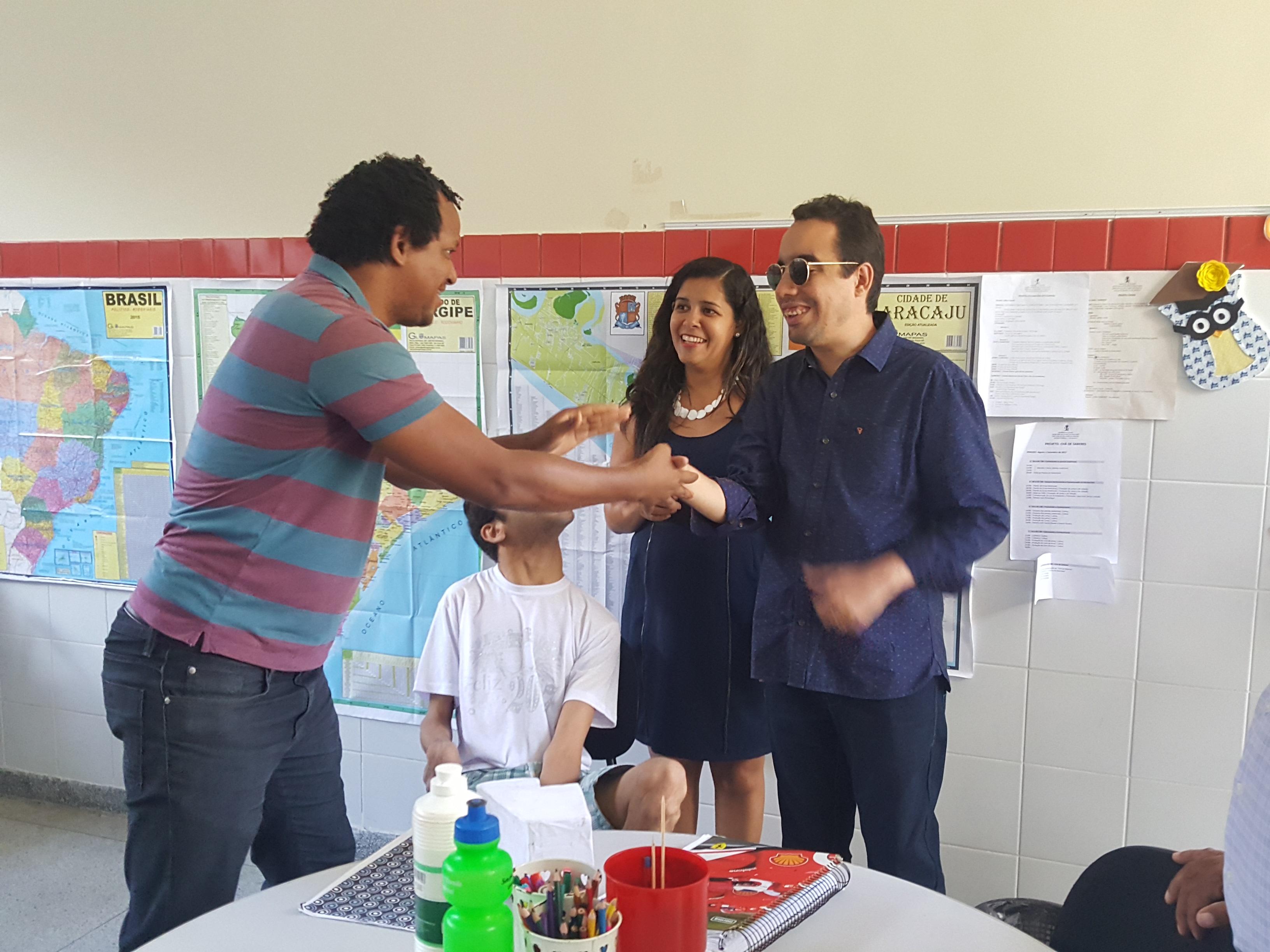 O vereador Lucas Aribé está visitando a sala de recurso da Escola Estadual 11 de Agosto
