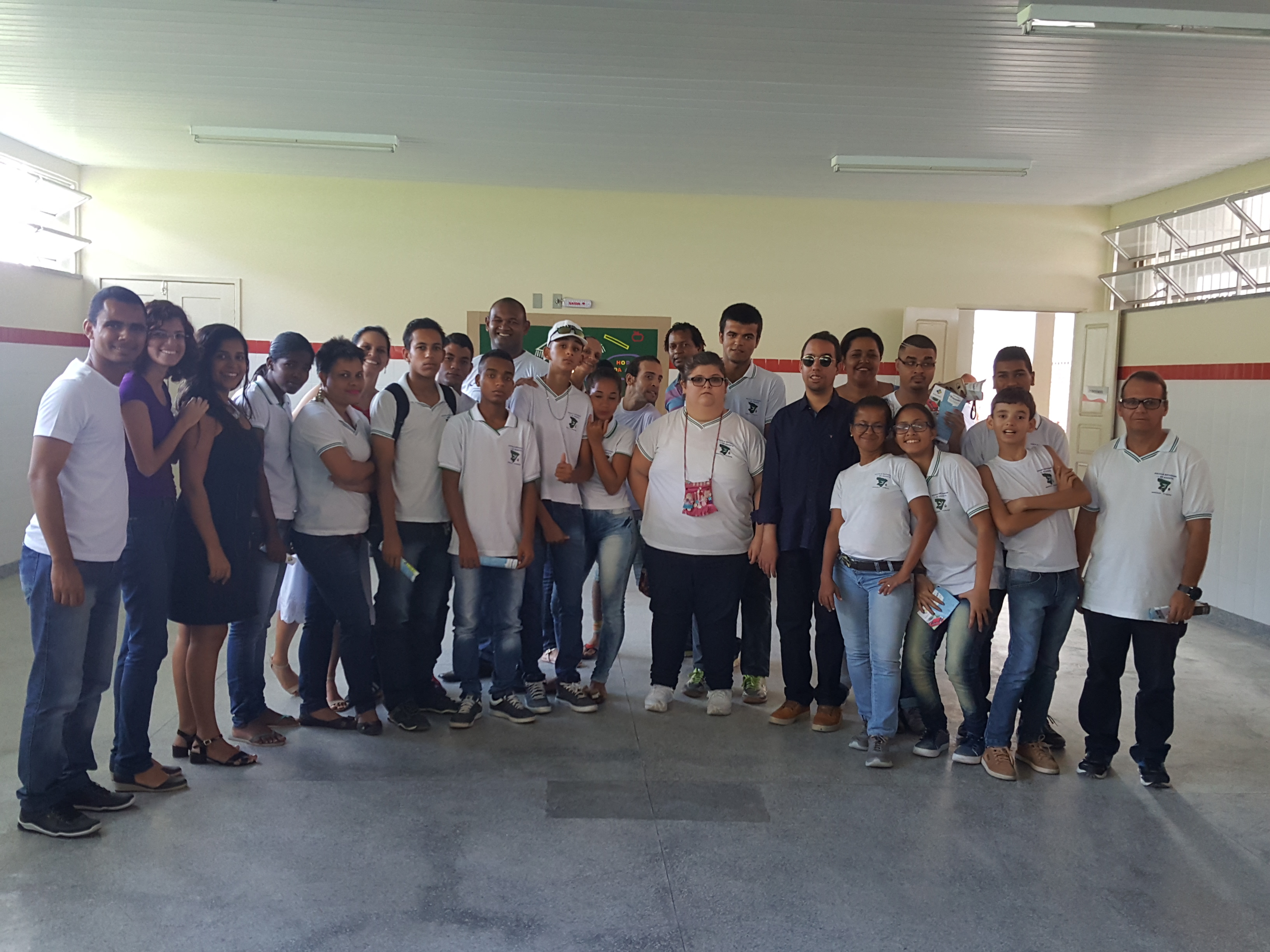 o vereador Lucas Aribé está posando ao lado dos alunos 